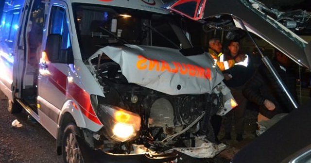 Aksaray&#039;da ambulans ile otomobil çarpıştı, 4 yaralı