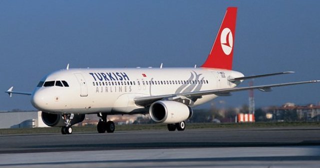 Altından otomobil geçen pilotun zor anları