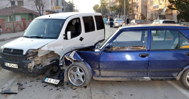 Ambulansa yol vermek isterken kaza yaptı