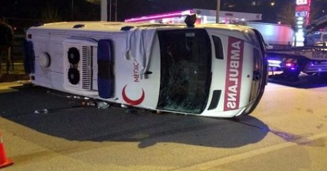 Ambulansla otomobiller çarpıştı, 6 yaralı