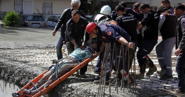 Antalya&#039;da inşaat çöktü, 4 yaralı