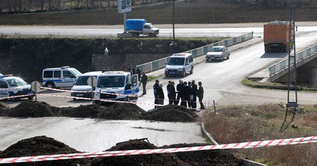 Arsası üzerindeki yolu trafiğe kapattı