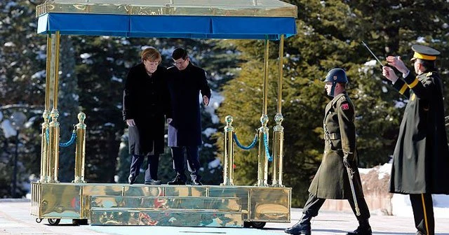 Başbakan Davutoğlu Merkel'i resmi törenle karşıladı