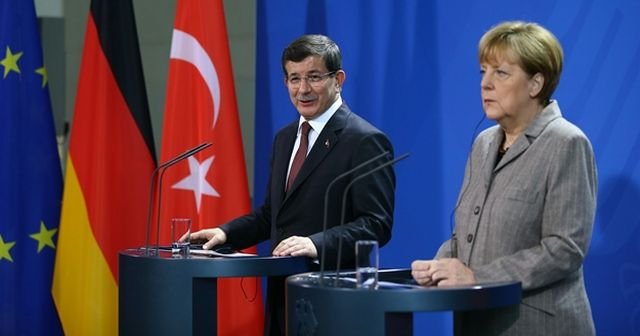 Davutoğlu Merkel ile görüştü