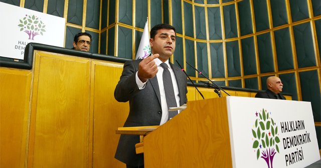 Demirtaş Sur'a asılan Türk bayrağından rahatsız oldu