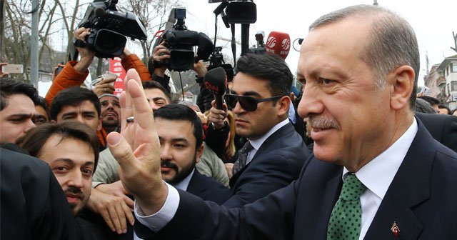 Erdoğan’ın konvoyunu durdurdular, &#039;İyi ki doğdun Reis&#039;