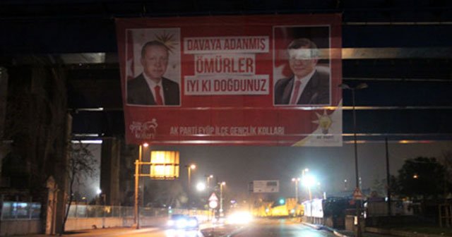 Erdoğan ve Davutoğlu için dev pankart!