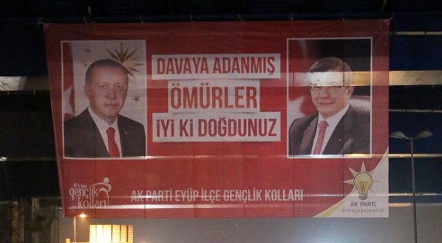 Erdoğan ve Davutoğlu&#039;na pankartlı sürpriz