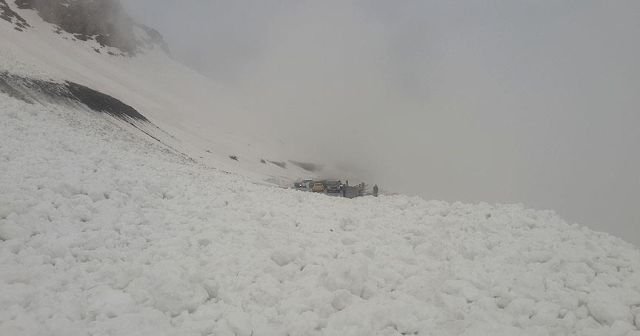 Erzincan-Erzurum karayoluna çığ düştü