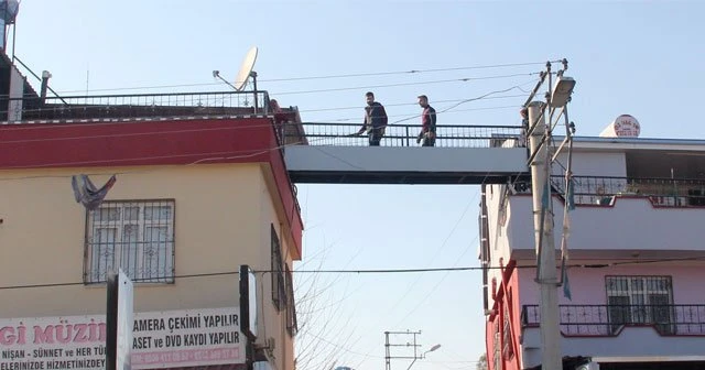 Evden eve üst geçit yaptı