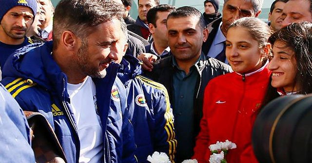 Fenerbahçe, Diyarbakır'da çiçeklerle karşılandı