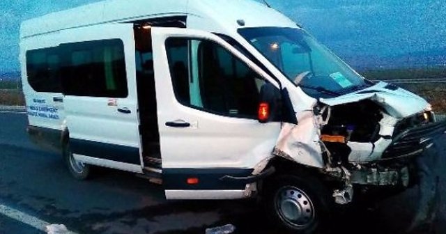Hastaları taşıyan minibüs kaza yaptı, 15 yaralı