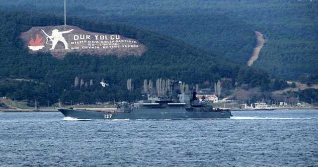 İki Rus savaş gemisi Çanakkale Boğazı&#039;ndan geçti