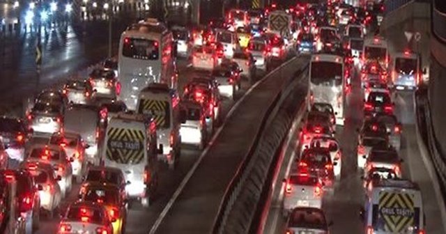 İstanbul&#039;da trafik seviyesi yüzde 90&#039;a ulaştı