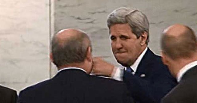 John Kerry&#039;den yumruk selamı