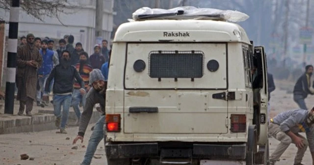 Keşmir'de askeri araca saldırı