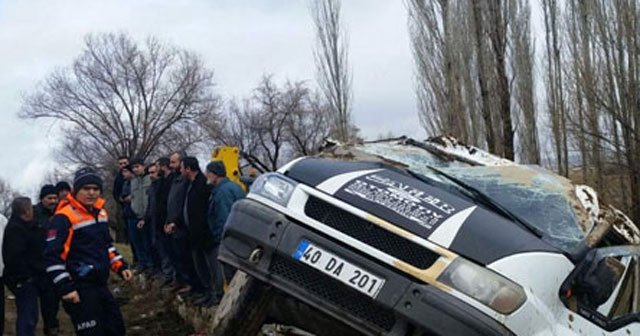 Kırşehir&#039;de yolcu minibüsü devrildi, 12 yaralı