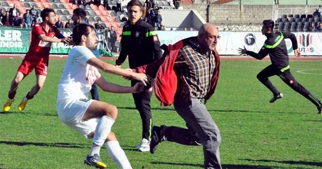 Maç sonrası saha savaş alanına döndü