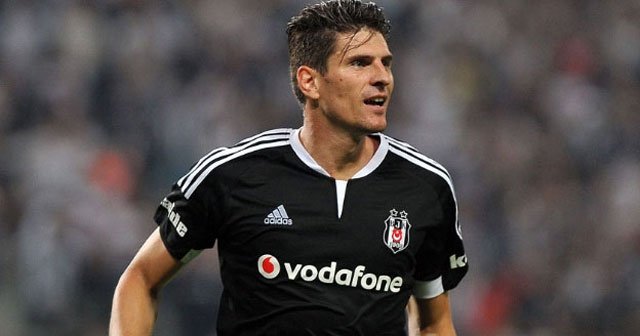 Mario Gomez, Beşiktaş&#039;ı 3 kez ipten aldı