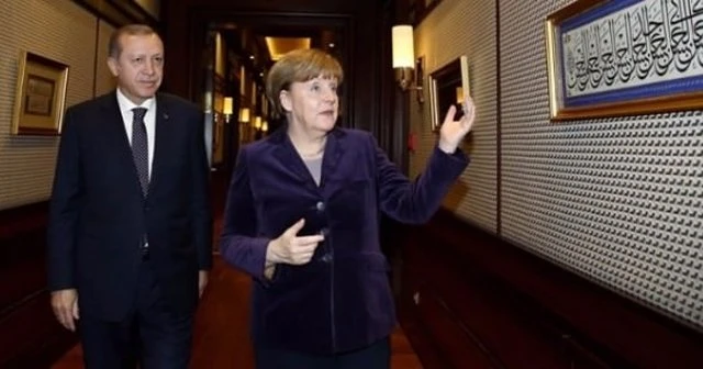Merkel'in sorduğu o tabloda ne yazıyor?
