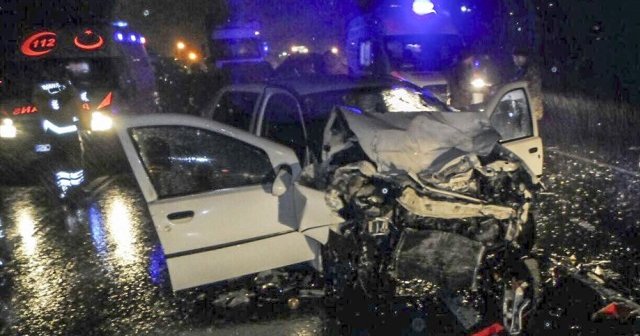 Niğde&#039;de TIR ile otomobil çarpıştı, 3 ölü