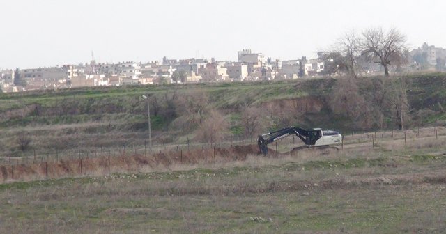 Nusaybin&#039;in Suriye sınırına hendek kazılıyor