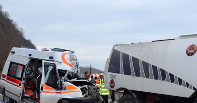 Ordu&#039;da ambulans yol süpürme aracına çarptı, 1 ölü, 3 yaralı