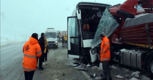 Otobüs TIR'a çarptı, 1 ölü, 33 yaralı