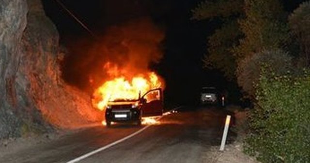 PKK yol kesip iki aracı ateşe verdi