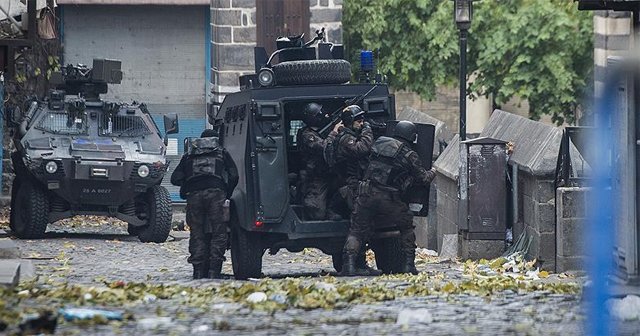 Polislerden teröristlere &#039;teslim olun&#039; çağrısı