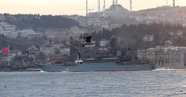 Rus askeri gemileri İstanbul Boğazı&#039;ndan geçti