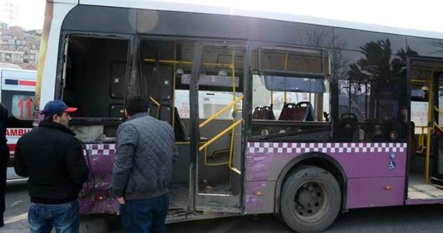 Sütlüce&#039;de belediye otobüsü ile kamyonet çarpıştı