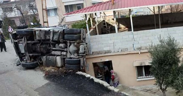 TIR evin üzerine devrildi