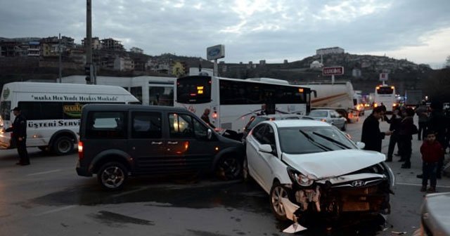 Tokat&#039;ta zincirleme trafik kazası, 6 yaralı