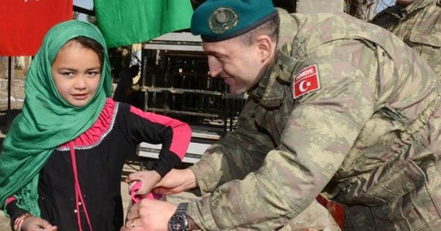 TSK’dan Afgan miniklere kışlık mont