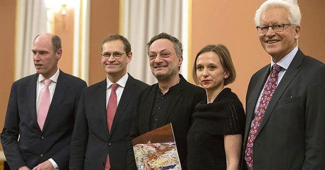 Türk yazar Zaimoğlu&#039;na Berlin Edebiyat Ödülü verildi