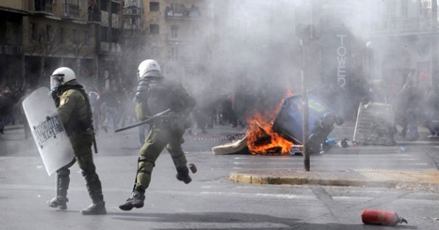 Yunanlı çiftçiler hükümeti protesto etti