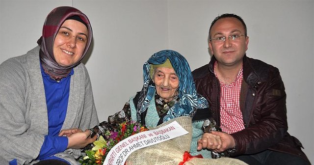 113 yaşındaki Ayşe nineye Kadınlar Günü çiçeği