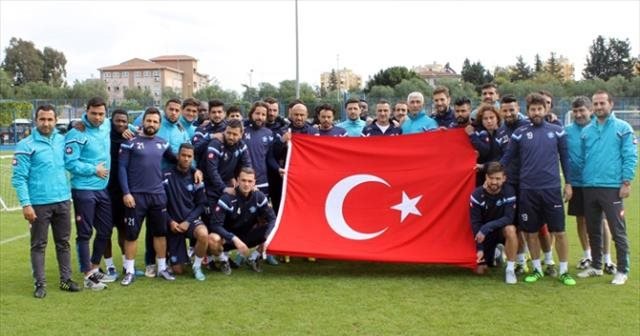 Adana Demirspor antrenmana bayrakla çıktılar