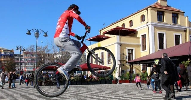 Akrobat bisikletçinin başı cezalarla dertte