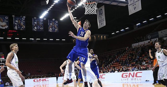 Anadolu Efes çeyrek final umutlarını korudu