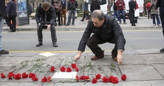 Ankara&#039;da terör saldırısının yaşandığı yere vatandaşlardan karanfil