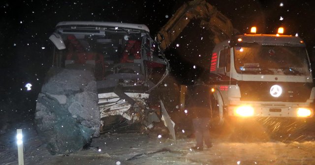 Antalya&#039;da yolcu otobüsü devrildi, 17 yaralı