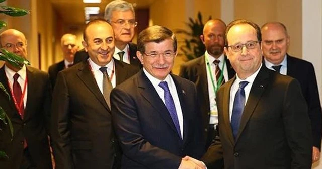 Başbakan Davutoğlu Brüksel'de Hollande ile görüştü