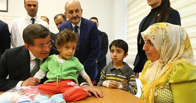 Başbakan Davutoğlu hasta çocukları ziyaret etti