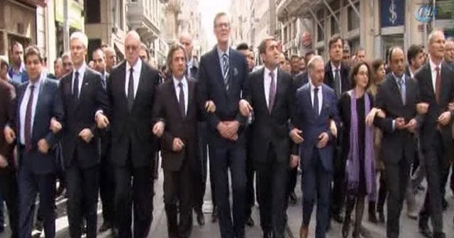 Başkonsoloslardan İstanbul'da teröre karşı kol kola yürüyüş