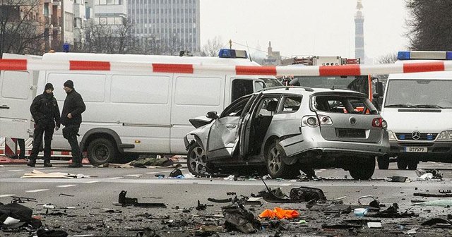 Berlin&#039;de seyir halindeli araçta patlama