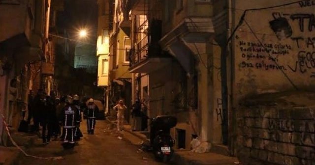 Beyoğlu'nda 2 katlı boş bina çöktü