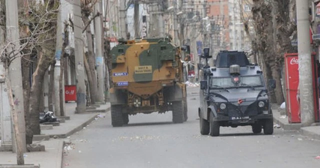 Çatışmaların sürdüğü Bağlar'a asker de girdi