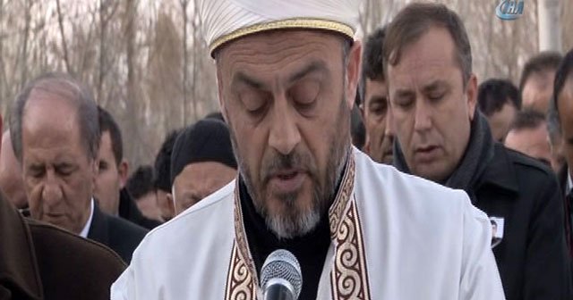 Cenaze namazını, şehidin imam olan babası kıldırdı